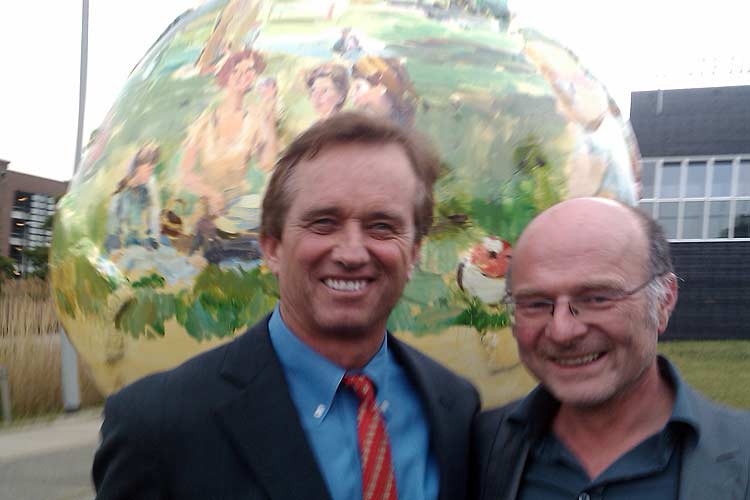Bob Kennedy Jr. en Peter Smit bij de presentatie van de Cool Globe.